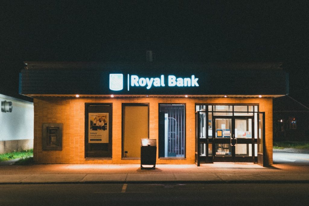 découvrez comment choisir la meilleure offre bancaire adaptée à vos besoins grâce à nos conseils pratiques et comparatifs.