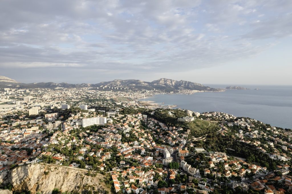 découvrez les quartiers les plus dangereux de marseille, avec des conseils pour éviter les zones à risques et assurer votre sécurité lors de votre visite.