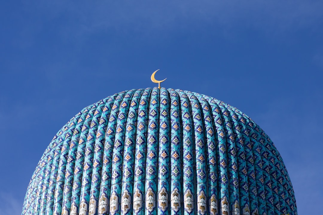 découvrez le fonctionnement de la banque islamique, une finance conforme à la charia basée sur des principes d'équité, d'absence d'intérêt et de partage des risques.