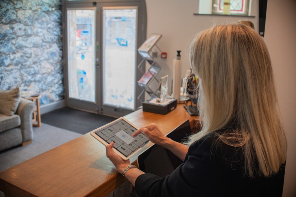découvrez notre réception moderne et accueillante, conçue pour offrir un premier contact chaleureux et professionnel à vos visiteurs.
