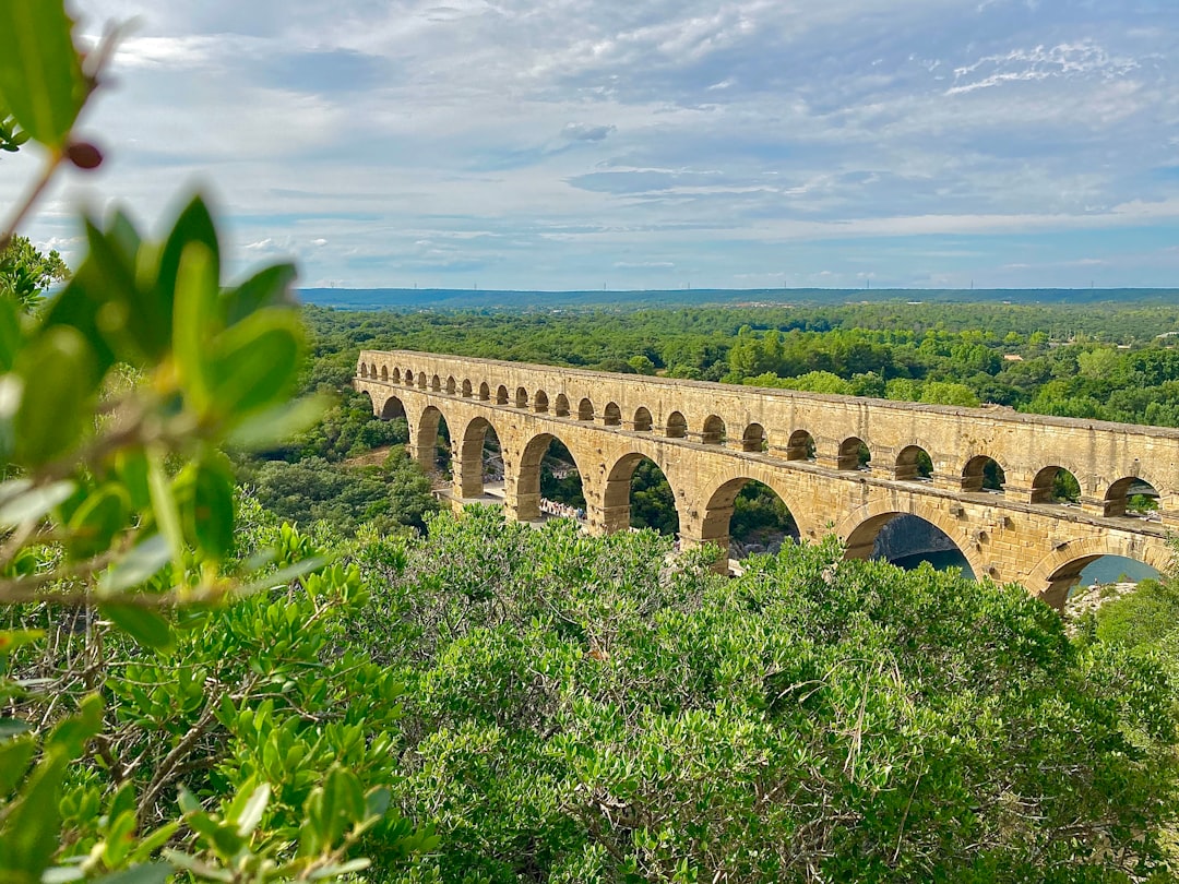 découvrez les quartiers les plus risqués de nîmes, leurs caractéristiques et conseils pour assurer votre sécurité dans la ville.