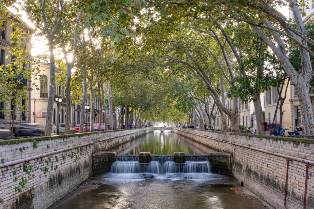 découvrez les quartiers à risques à nîmes, leur localisation et les précautions à prendre pour assurer votre sécurité dans la ville.