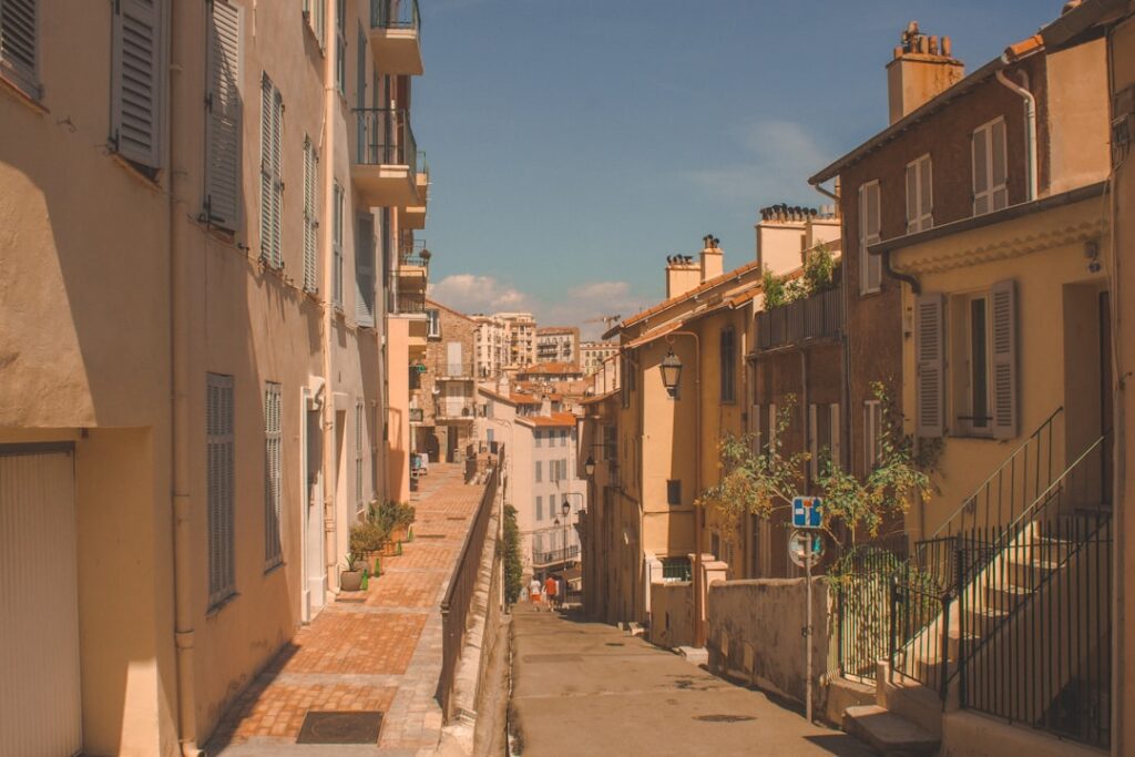découvrez les quartiers de cannes à éviter pour un investissement immobilier sûr et rentable. nos conseils pour éviter les zones à risque et sécuriser votre achat.