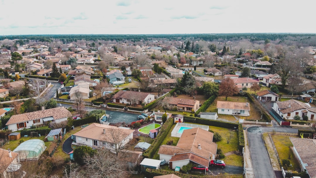 découvrez les quartiers à éviter à bordeaux pour un séjour en toute sécurité. informez-vous sur les zones à risque et profitez pleinement de votre visite.