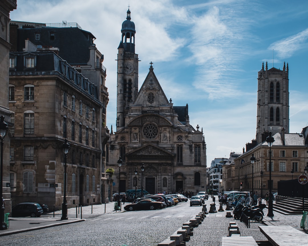 découvrez les quartiers à éviter à saint-étienne pour un séjour en toute sécurité. conseils et informations essentielles pour bien choisir votre emplacement.