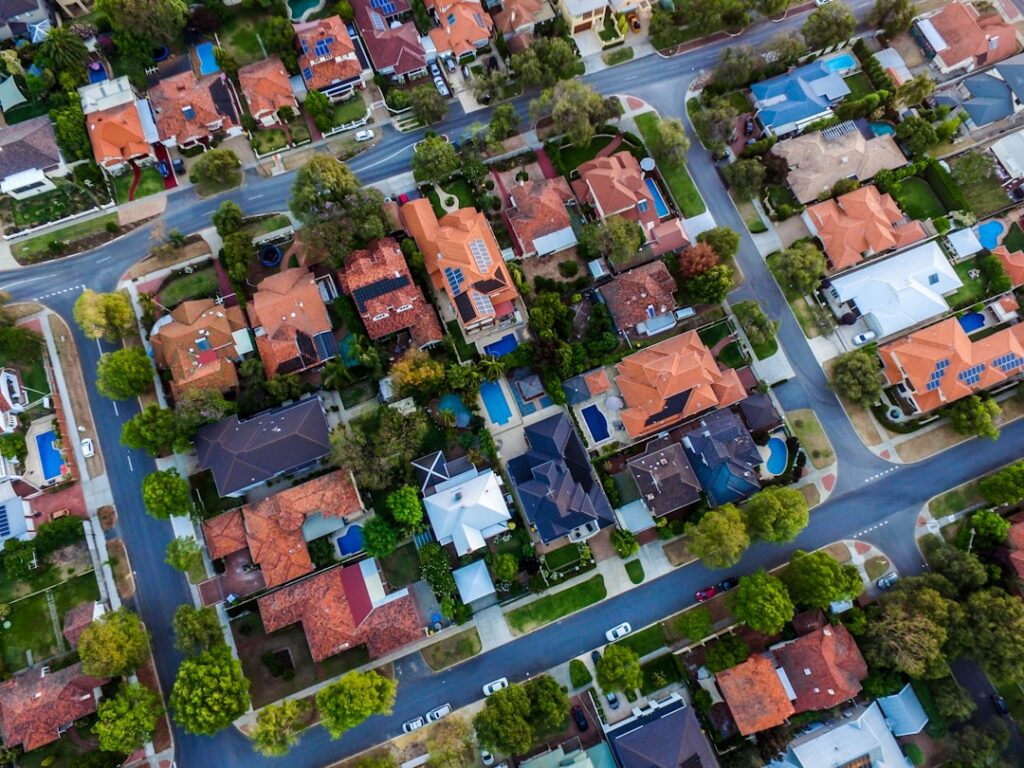 quartiers à éviter pour un investissement immobilier sûr : conseils pour choisir des emplacements fiables et sécurisés.