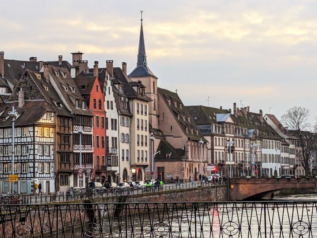 découvrez les quartiers de strasbourg à éviter pour un séjour ou une visite en toute sécurité. conseils pratiques et informations importantes pour bien choisir votre destination.