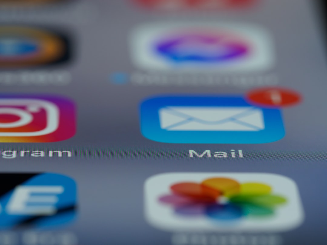 accédez à votre webmail pour envoyer, recevoir et gérer vos emails facilement et rapidement depuis n'importe quel appareil connecté.