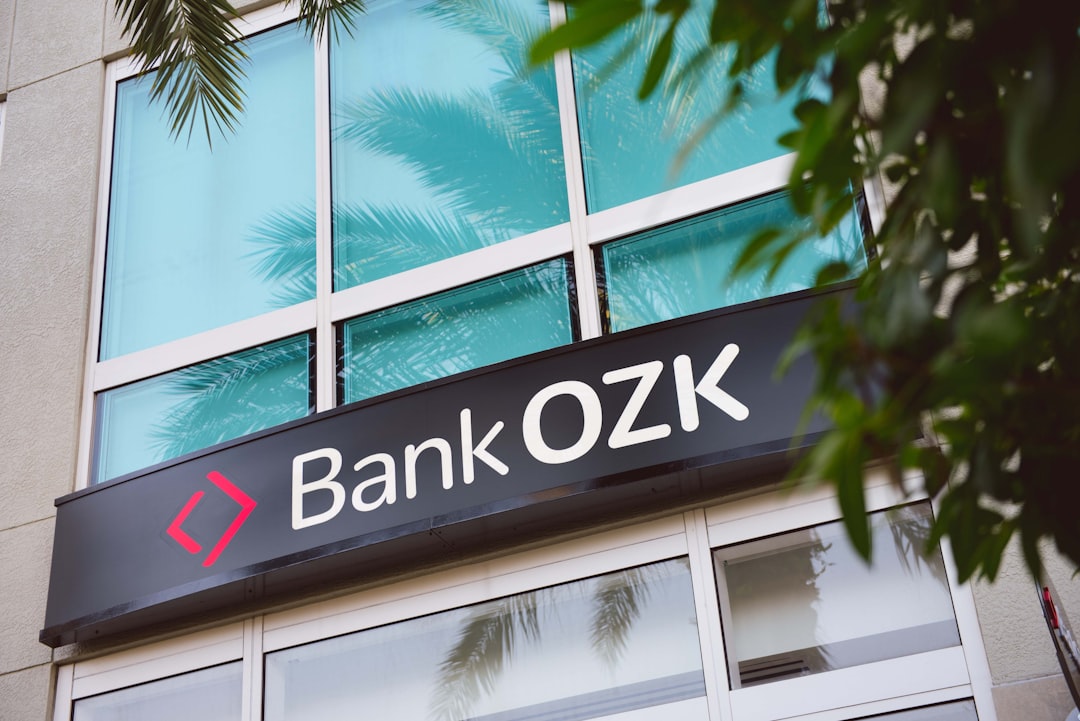 découvrez tout ce qu'il faut savoir sur le code bancaire : définition, utilité et comment l'utiliser pour vos transactions en toute sécurité.