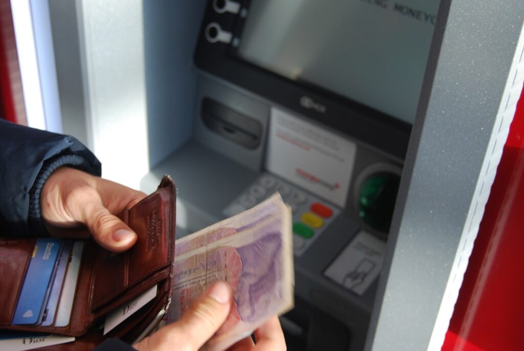 découvrez nos services bancaires adaptés à vos besoins : comptes, prêts, cartes et conseils personnalisés pour une gestion financière optimale.